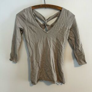 Guess small brown vneck elbow length cross back top